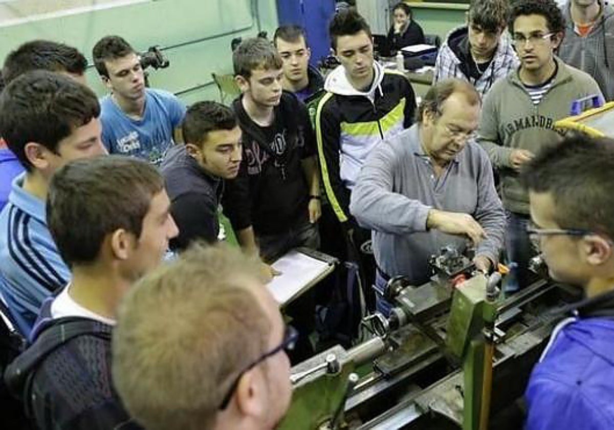 Jóvenes becarios en una práctica en un taller