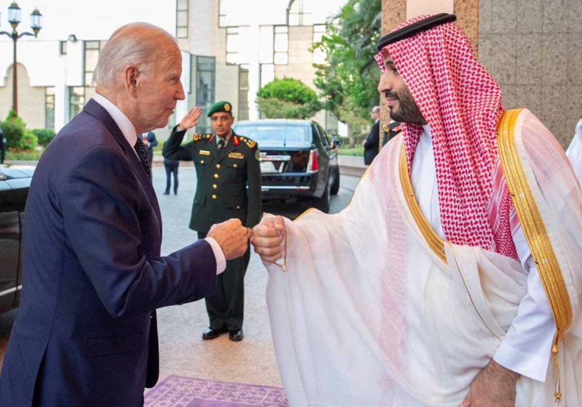 El príncipe heredero saudí, hace un choque de puños con el presidente Biden