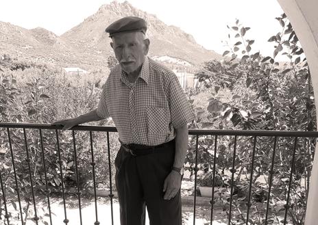 Imagen secundaria 1 - Arriba la receta de la longevidad, The New York Times la llamó la minestrone de la longevidad hecha con productos de la huerta/Abajo a la izquierda, Antonio Brundu de 104 años, el más anciano del pueblo/Abajo a la derecha la placa que conmemora el récord de Perdasdefogu, el pueblo que tiene más centenarios del planeta