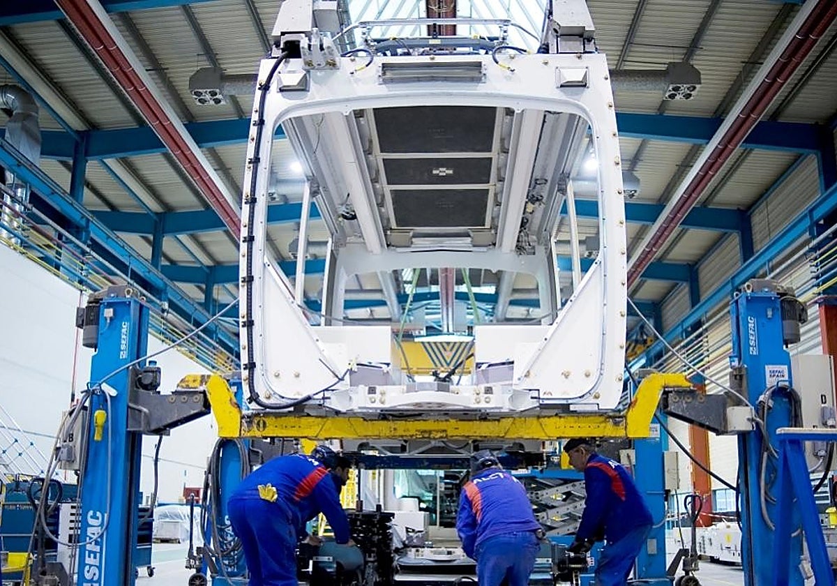 Trabajadores del fabricante ferroviario en el centro de Santa Perpetua (Barcelona)