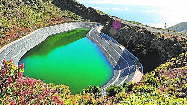 La central hidroeólica de El Hierro proporciona energía a la isla. Arriba, el depósito superior donde se acumula el agua.