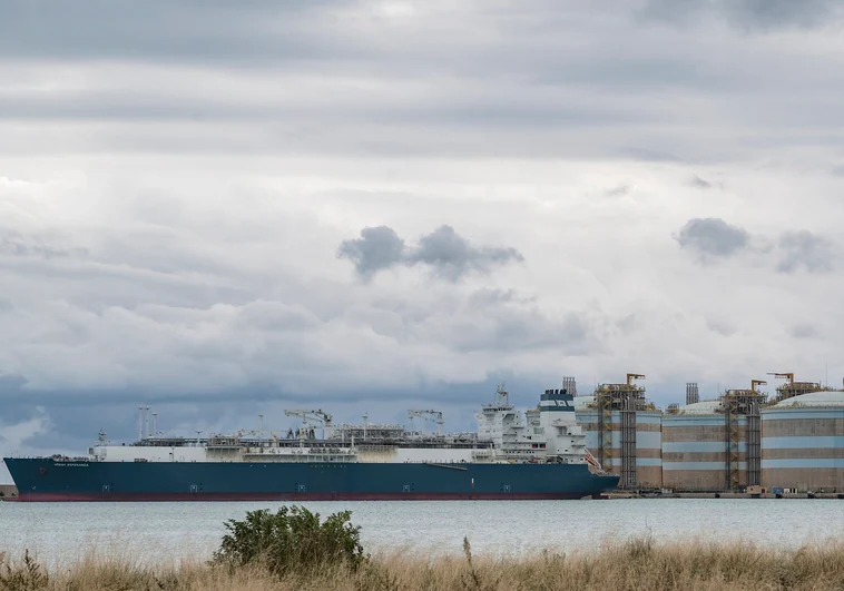 Sale de España el primer buque con gas para reforzar el suministro en Alemania