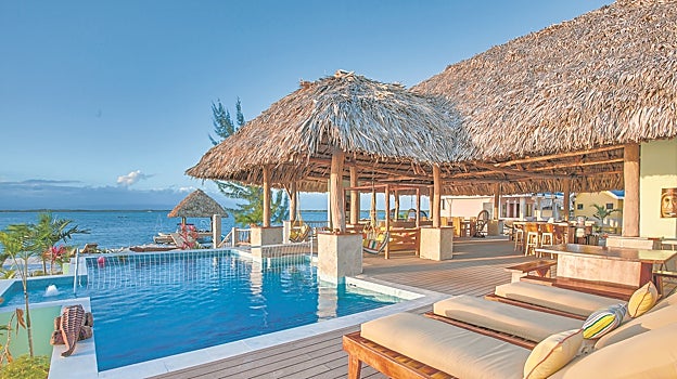 Ofrece a los propietarios de segundas residencias de lujo hospedarse, con pago mínimo, en otras viviendas similares