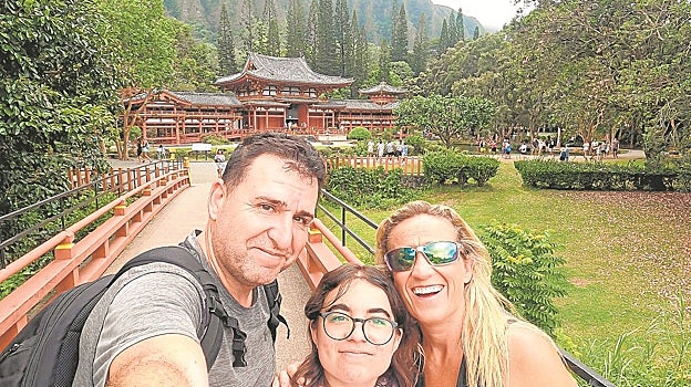 Elisabet, profesora, junto a su marido Pedro, informático, y su hija Shaila