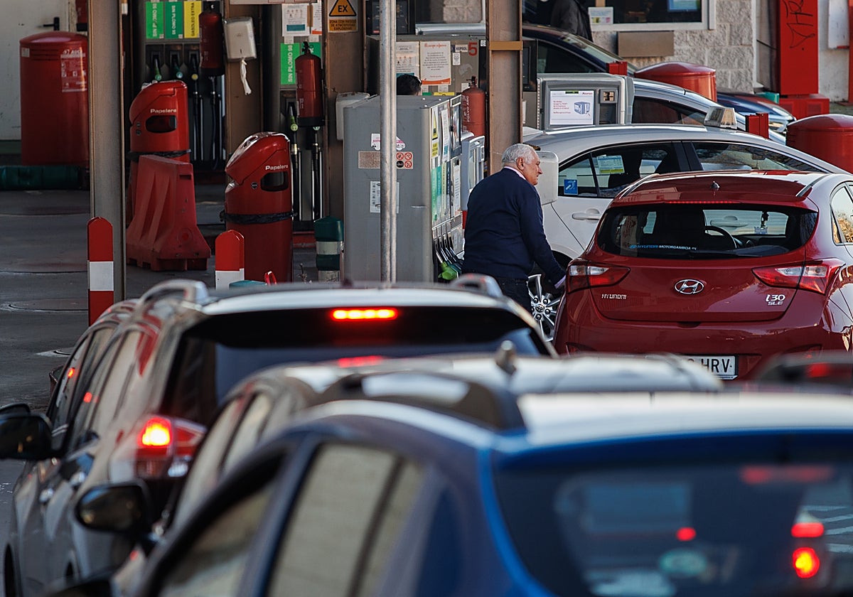 Varios coches echan carburante en una gasolinera de Madrid