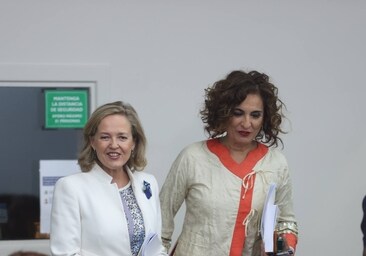 Nadia Calviño (izq.), vicepresidenta y ministra de Asuntos Económicos, y María Jesús Montero, ministra de Hacienda