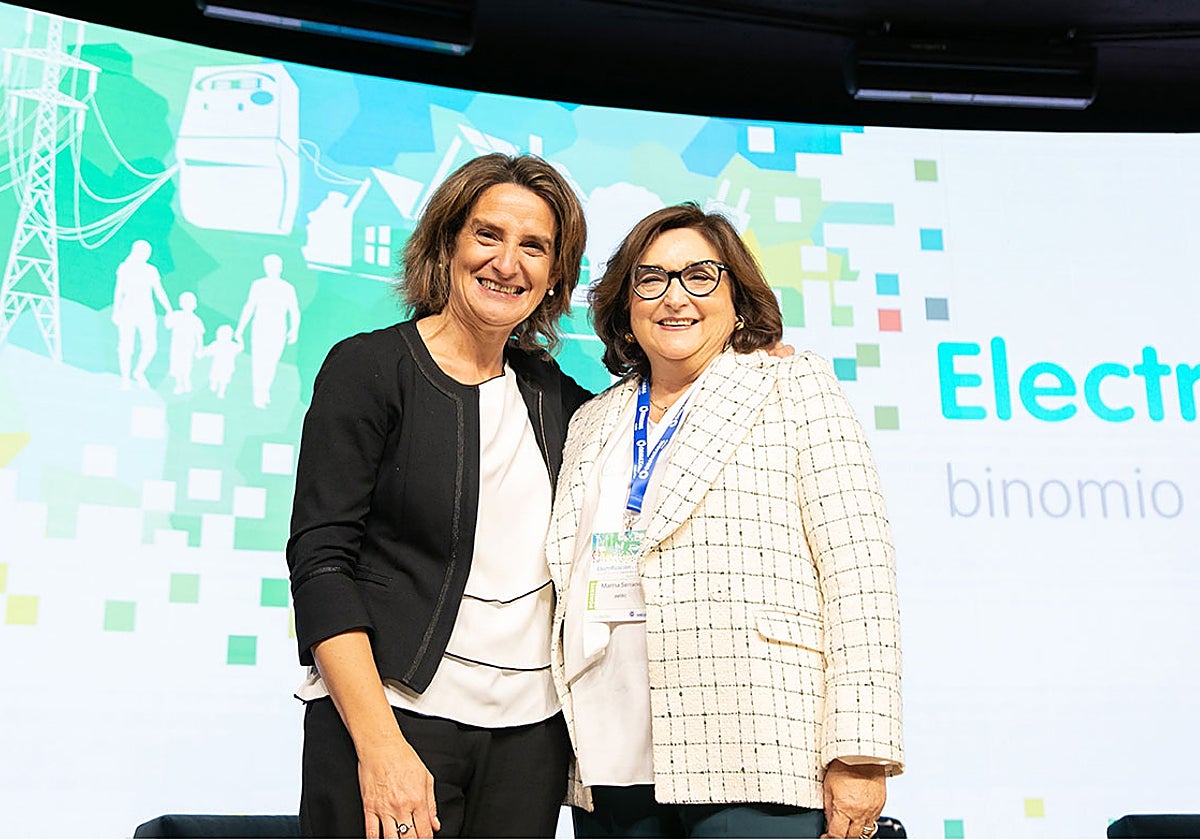 La ministra Ribera y la presidenta de Aelec, Marina Serrano