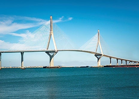 Imagen secundaria 1 - Se diseñó para las cimentaciones del puente de Cádiz un hormigón estructural muy novedoso, que se vertía bajo el agua, sin necesidad de vibración, y siendo capaz de conservar las características de mezcla homogénea sin verse afectado por la presencia del agua de mar 