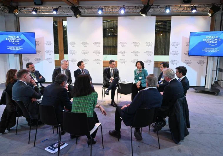 El presidente del Gobierno, Pedro Sánchez (centro), reunido con los representantes de las empresas españolas presentes en Davos