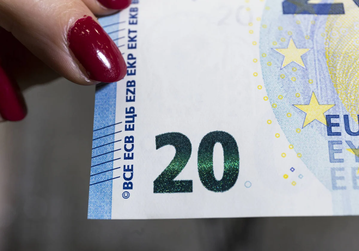 Dinero 20 euros se encuentran en un fondo oscuro billetes