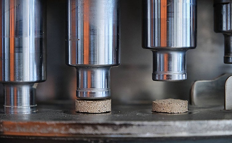 Imagen principal - IIIIiImagen superior, proceso de producción de pastillas de bioestimulante de Atens. Sobre estas líneas, izquierda, proceso automatizado para la producción de Trichoderma en biorreactores de medio sólido de la misma empresa y, derecha, imagen microscópica de micorriza