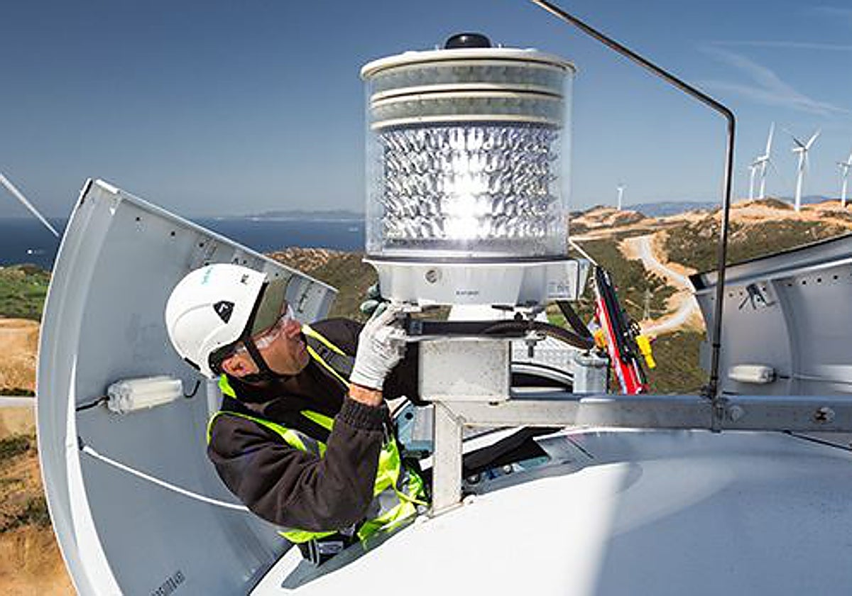 Trabajos de mantenimiento en un aerogenerador