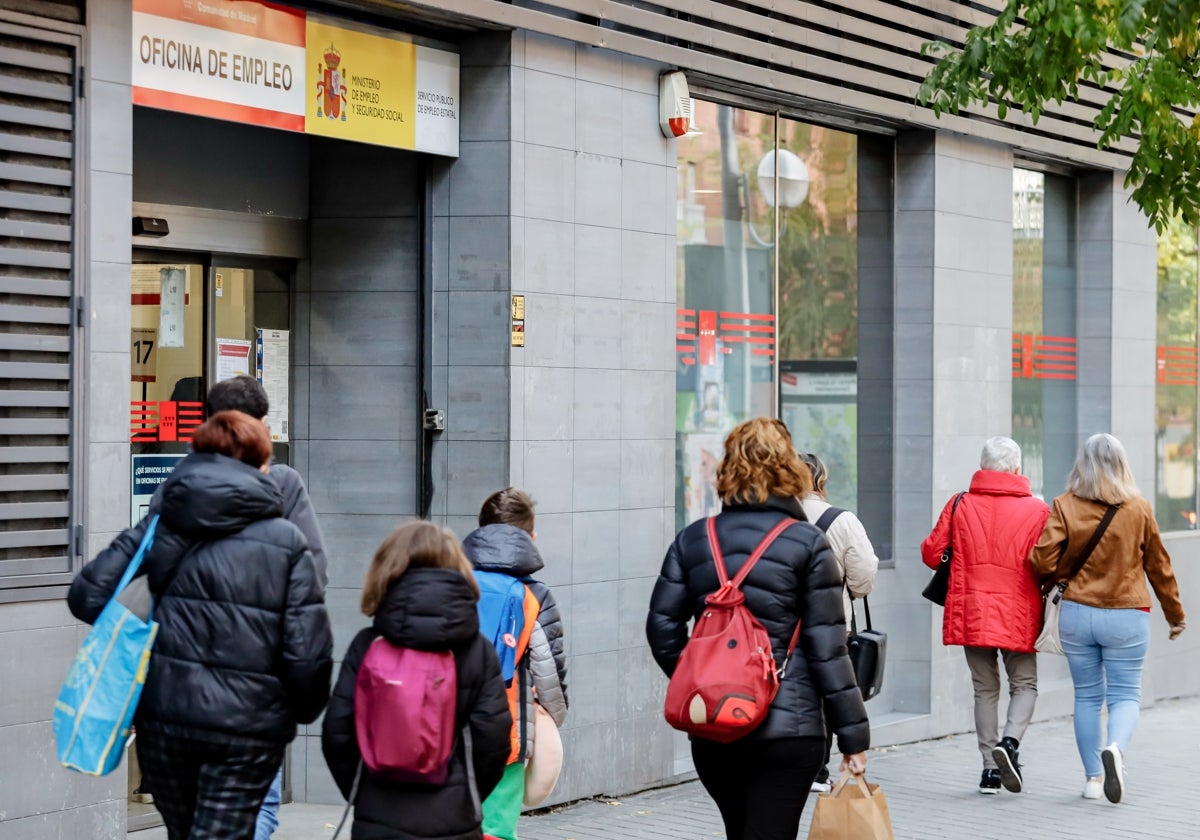 La ocupación cae en 81.900 personas y el desempleo crece en 43.800 parados al cierre de año por el freno de la economía española