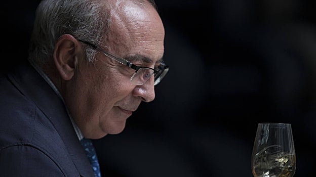 El enólogo y master blender Antonio Flores con una copa del vino viajero de Tío Pepe