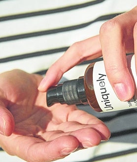 Imagen secundaria 2 - Fotos superior, tienda en Madrid de la agencia de viajes Pangea, que cuenta con otros tres locales (en Barcelona, Valencia y Bilbao). Son espacios de 1.500 metros cuadrados, con cafetería-restaurante, tienda de maletas, un lugar para eventos y librería de viajes. Sobre estas líneas, izquierda, la tienda de Lonbali en Barcelona expone bolsos de esta firma, que en su web ofrece al consumidor la opción de personalizarlos con iniciales, un mensaje o con 'stickers'. Y a la derecha, uno de los productos de Uniquely, que cuenta con un amplio catálogo de principios activos (desde extracto de vid o de tomate a colágeno o ácido hialurónico) para hacer en laboratorio un cosmético adecuado a cada piel y momento