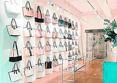 Imagen secundaria 1 - Fotos superior, tienda en Madrid de la agencia de viajes Pangea, que cuenta con otros tres locales (en Barcelona, Valencia y Bilbao). Son espacios de 1.500 metros cuadrados, con cafetería-restaurante, tienda de maletas, un lugar para eventos y librería de viajes. Sobre estas líneas, izquierda, la tienda de Lonbali en Barcelona expone bolsos de esta firma, que en su web ofrece al consumidor la opción de personalizarlos con iniciales, un mensaje o con 'stickers'. Y a la derecha, uno de los productos de Uniquely, que cuenta con un amplio catálogo de principios activos (desde extracto de vid o de tomate a colágeno o ácido hialurónico) para hacer en laboratorio un cosmético adecuado a cada piel y momento