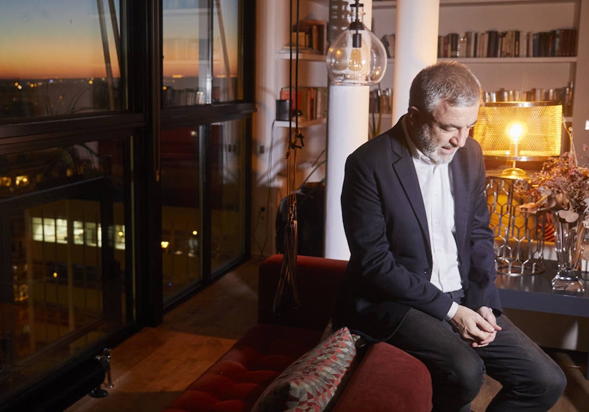 Garicano, durante la entrevista. Por la ventana se ve el horizonte del sur de Madrid