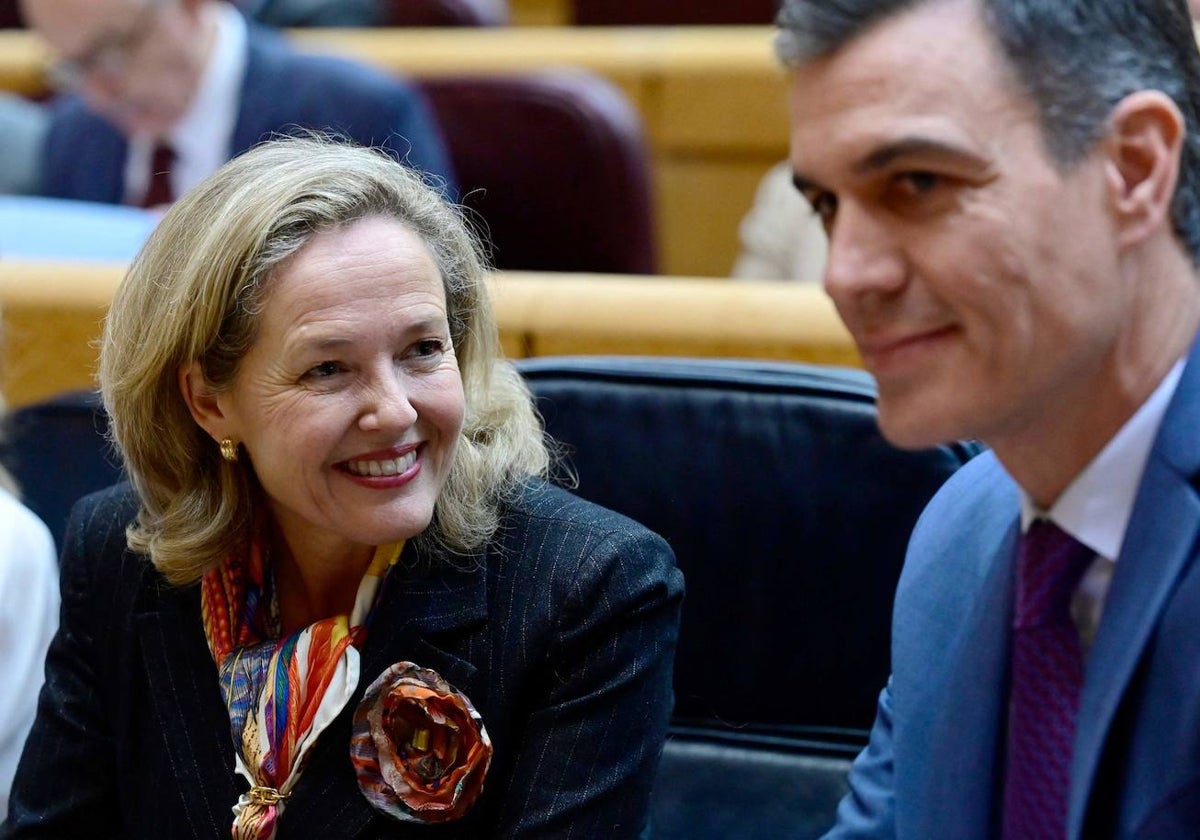 Nadia Calviño, vicepresidenta económica, y Pedro Sánchez, presidente del Gobierno