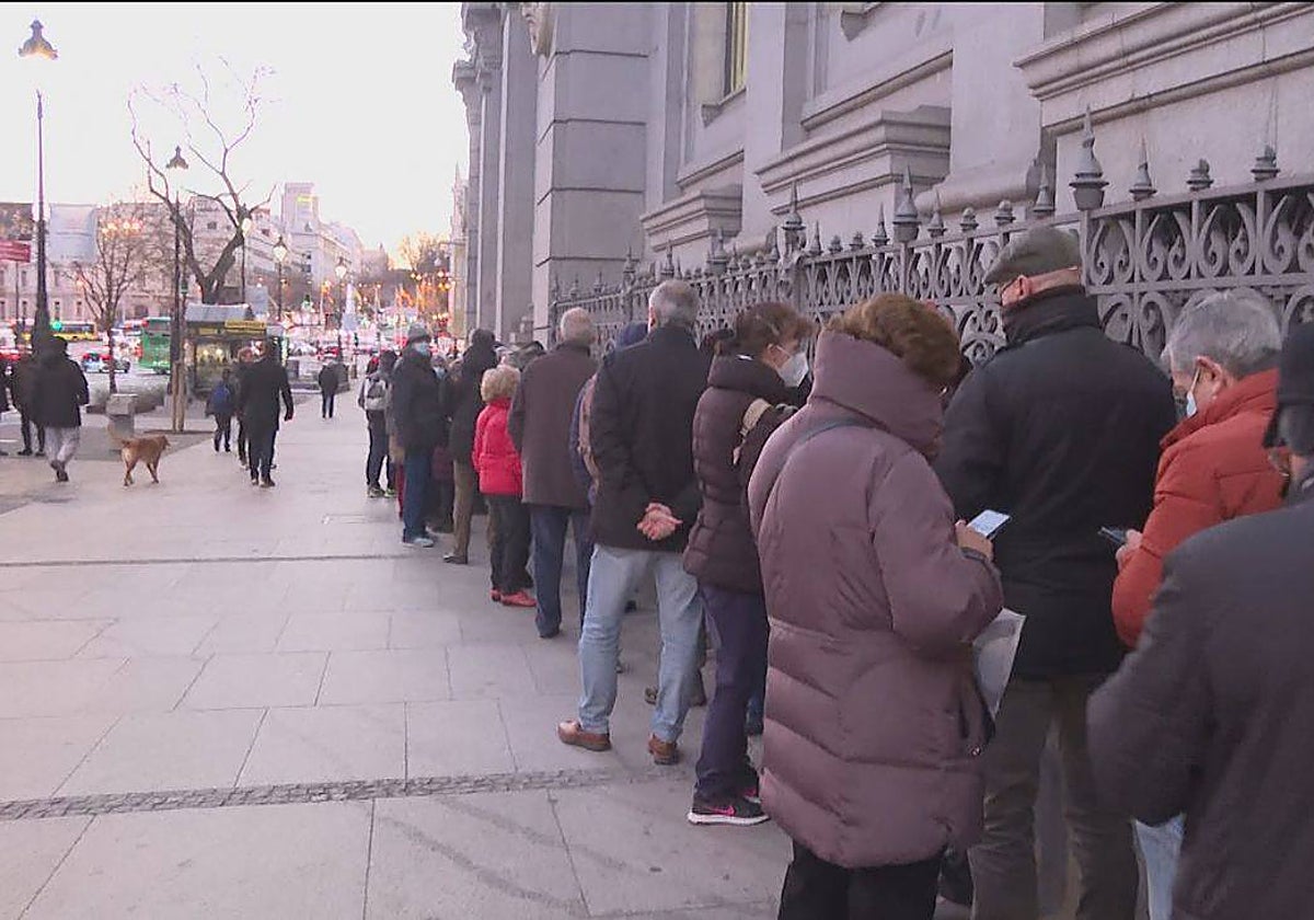 Al colapso en la web del Tesoro se suman las largas colas en las sedes del Banco de España