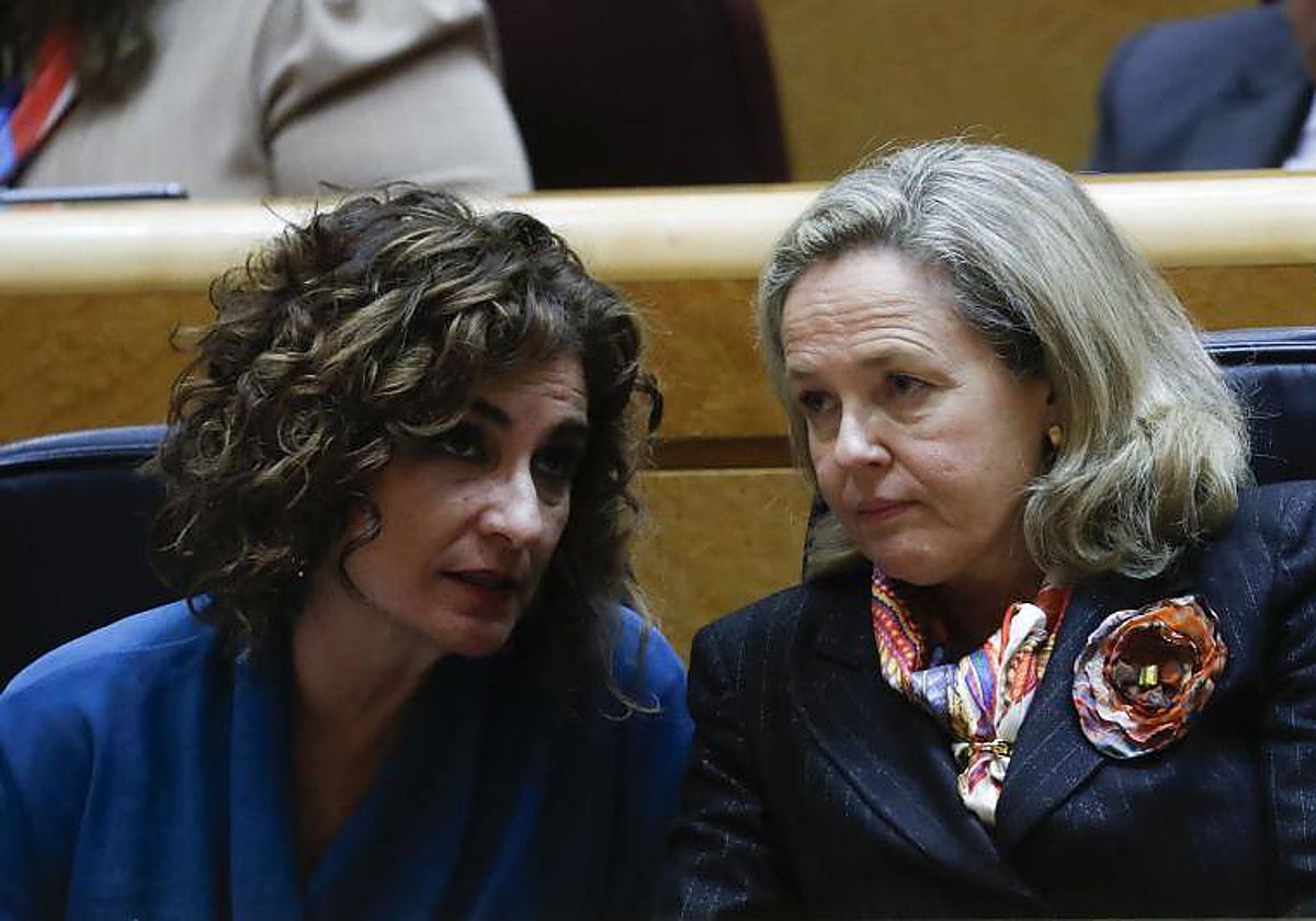 La ministra de Hacienda, María Jesús Montero, junto a la vicepresidenta primera, Nadia Calviño