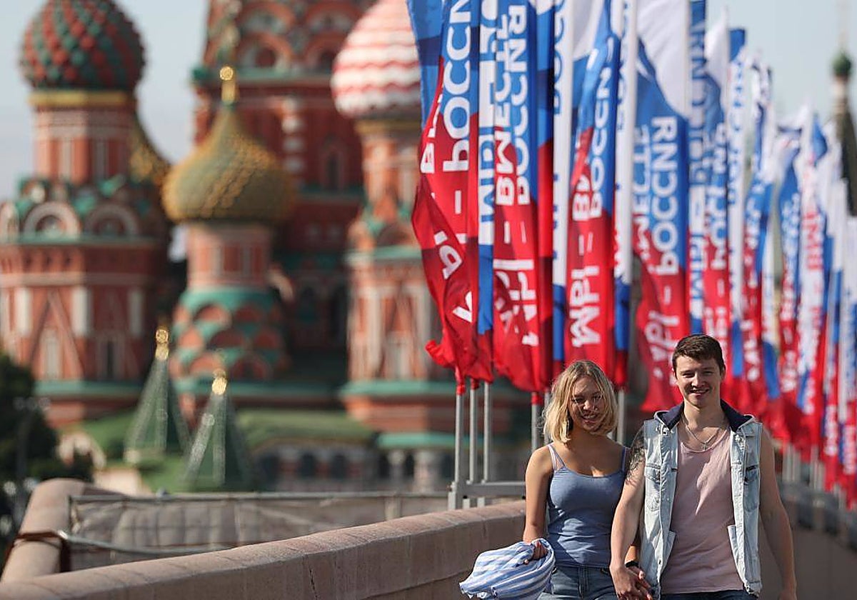 Una pareja pasea por el centro de Moscú