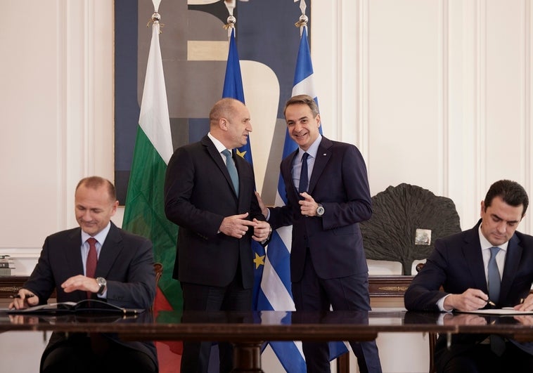 Al fondo, el presidente de Bulgaria y el primer ministro griego