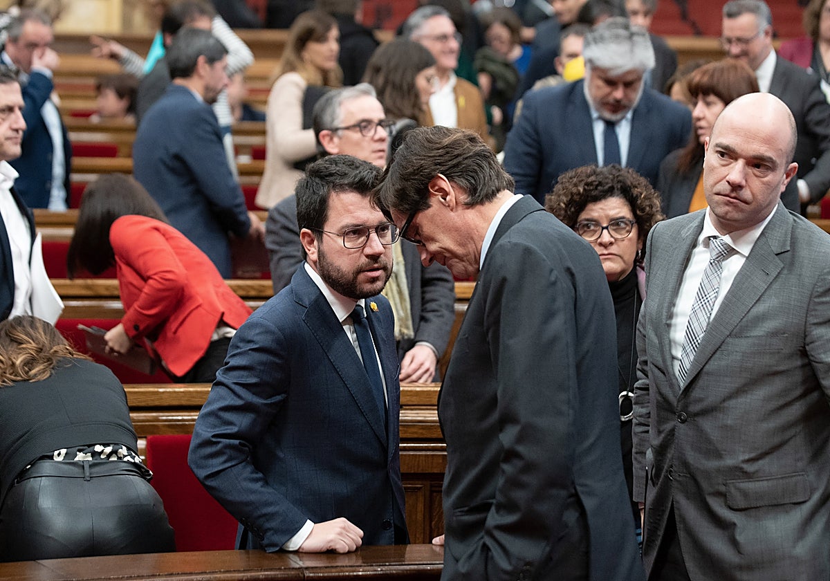 Aragonés e Illa, en el Parlamento catalán