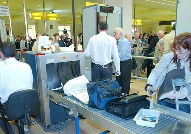 No habrá que sacar los líquidos y los dispositivos electrónicos al pasar los controles de los aeropuertos españoles