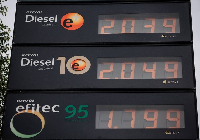 Los días y horas más baratos para poner gasolina, según la OCU