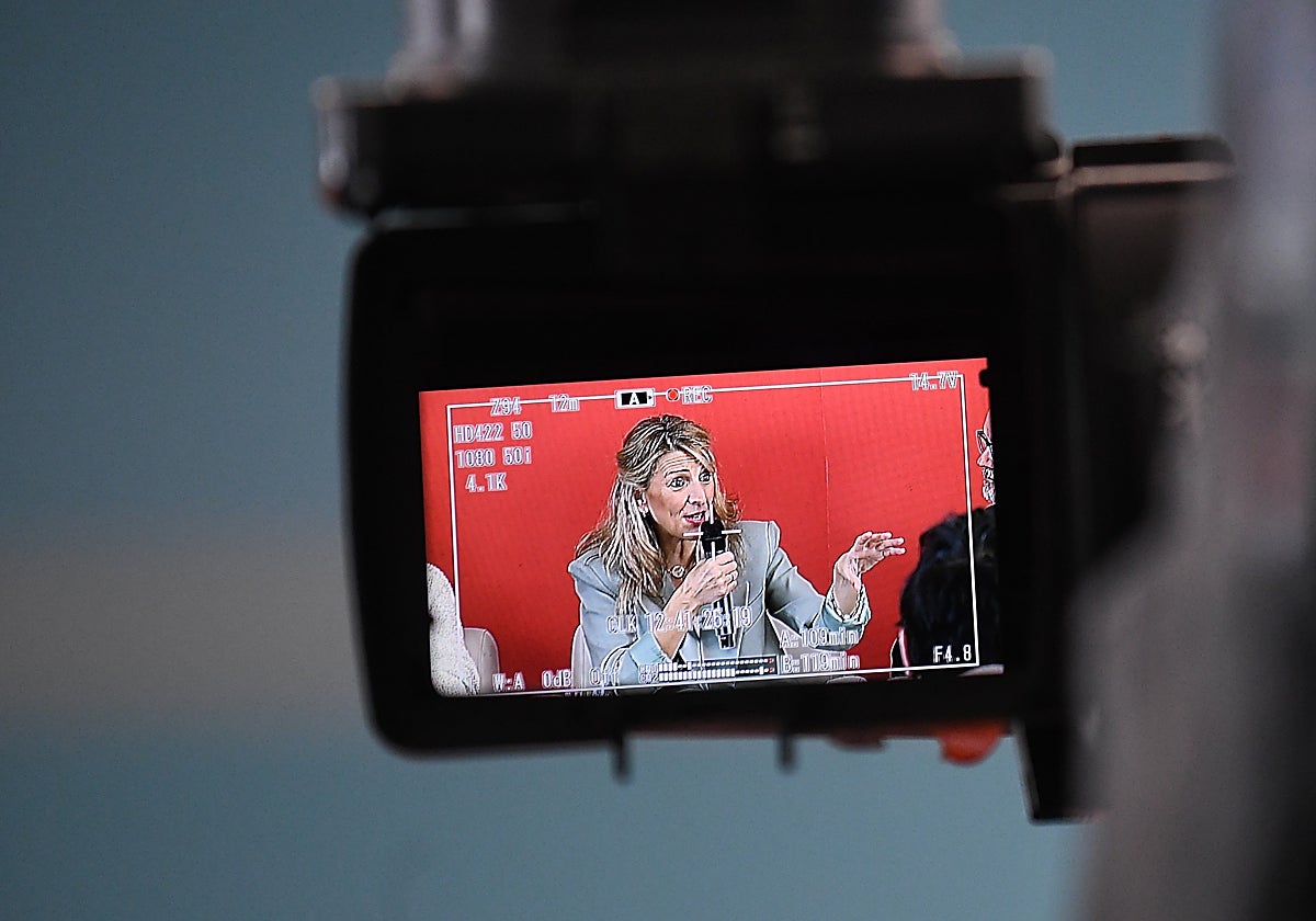 En pantalla, la vicepresidenta del Gobierno y ministra de Trabajo, Yolanda Díaz