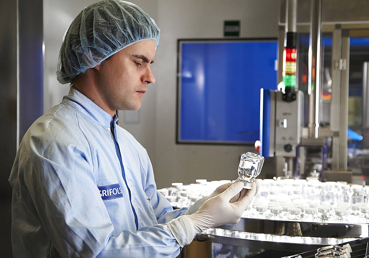Empleado de Grifols en uno de sus laboratorios