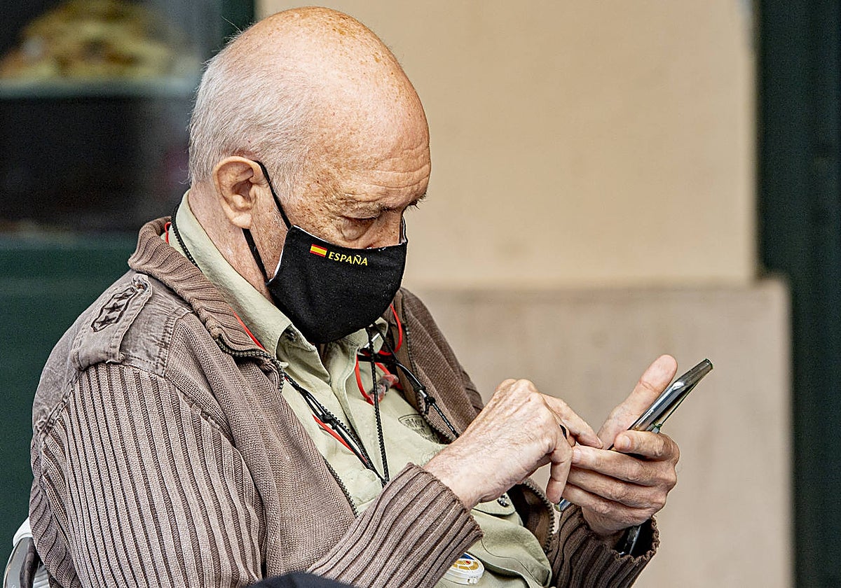 Un hombre mayor utilizando su teléfono móvil