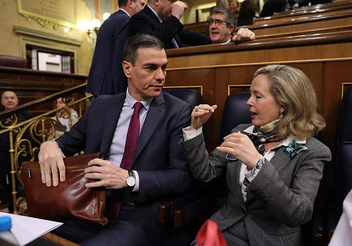 El presidente del Gobierno, Pedro Sánchez, y la vicepresidenta y ministra de Asuntos Económicos, Nadia Calviño