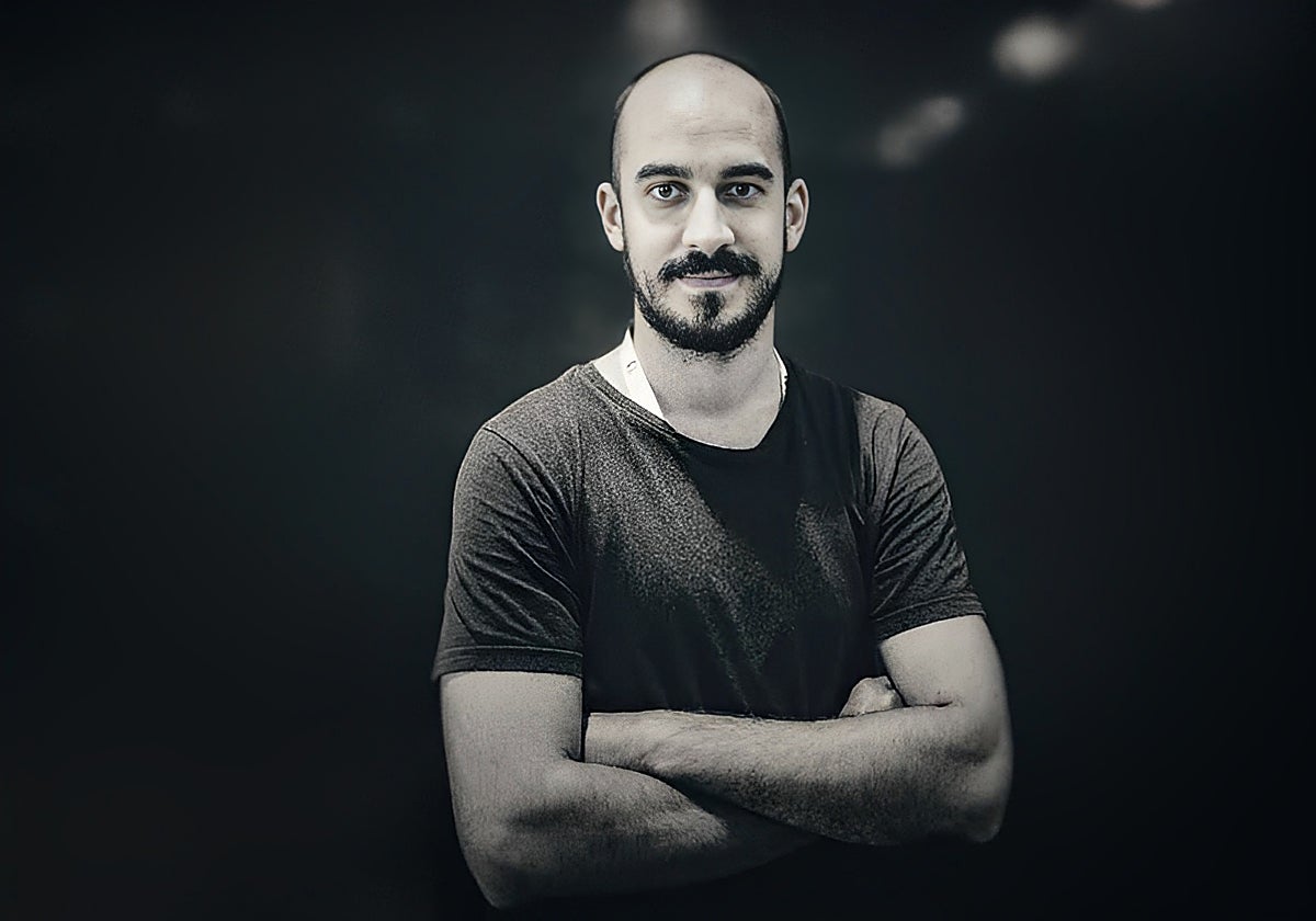 Carlos Santana, conocido en internet como DotCSV, lleva más de diez años estudiando a las IA detrás de las herramientas del futuro