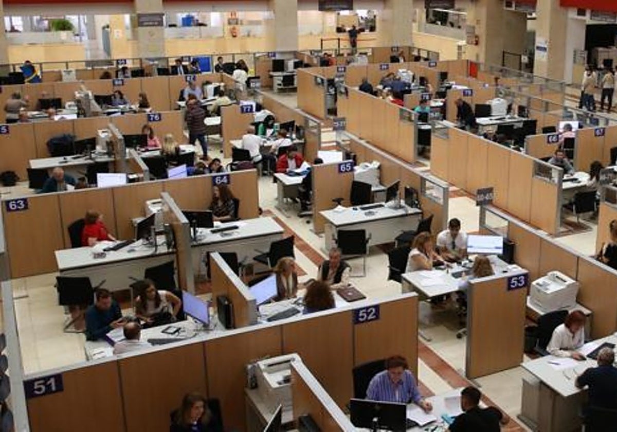 Funcionarios atendiendo en una oficina madrileña de la Agencia Tributaria