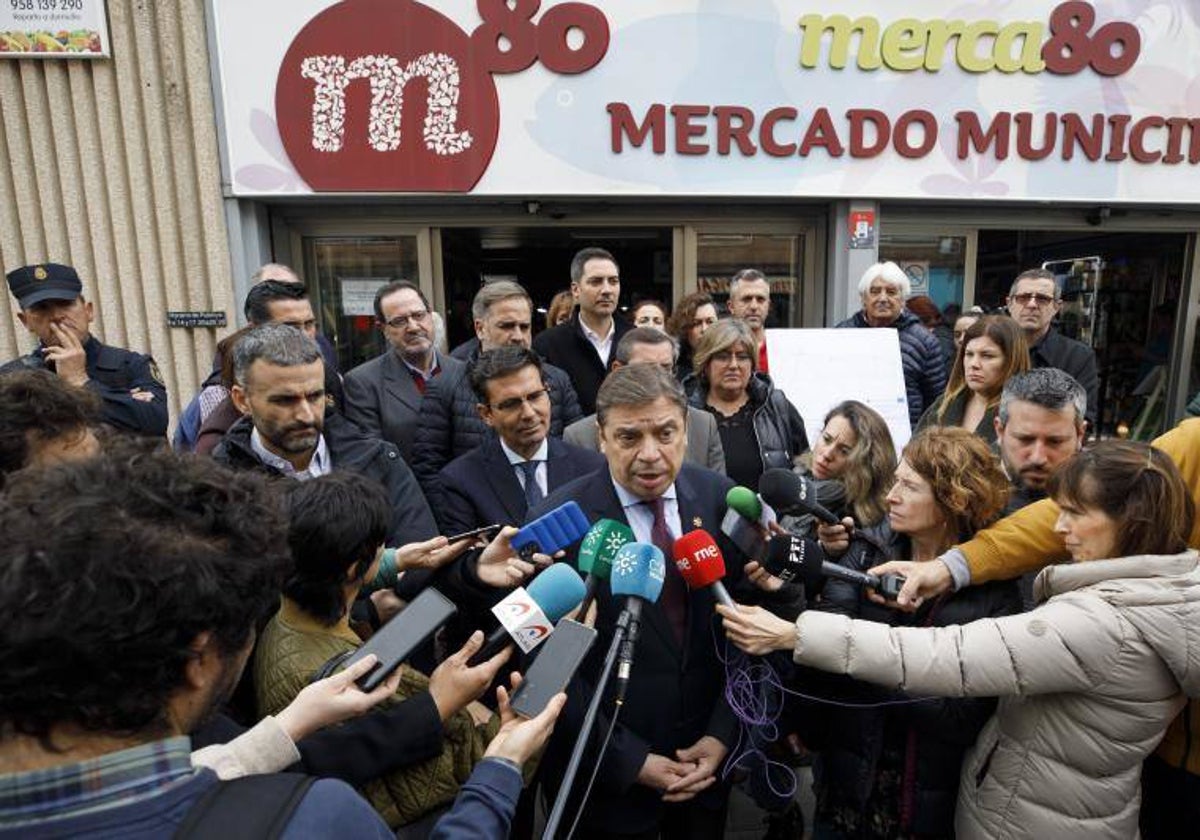 El ministro de Agricultura, Luis Planas, atiende a los medios tras visitar un mercado municipal