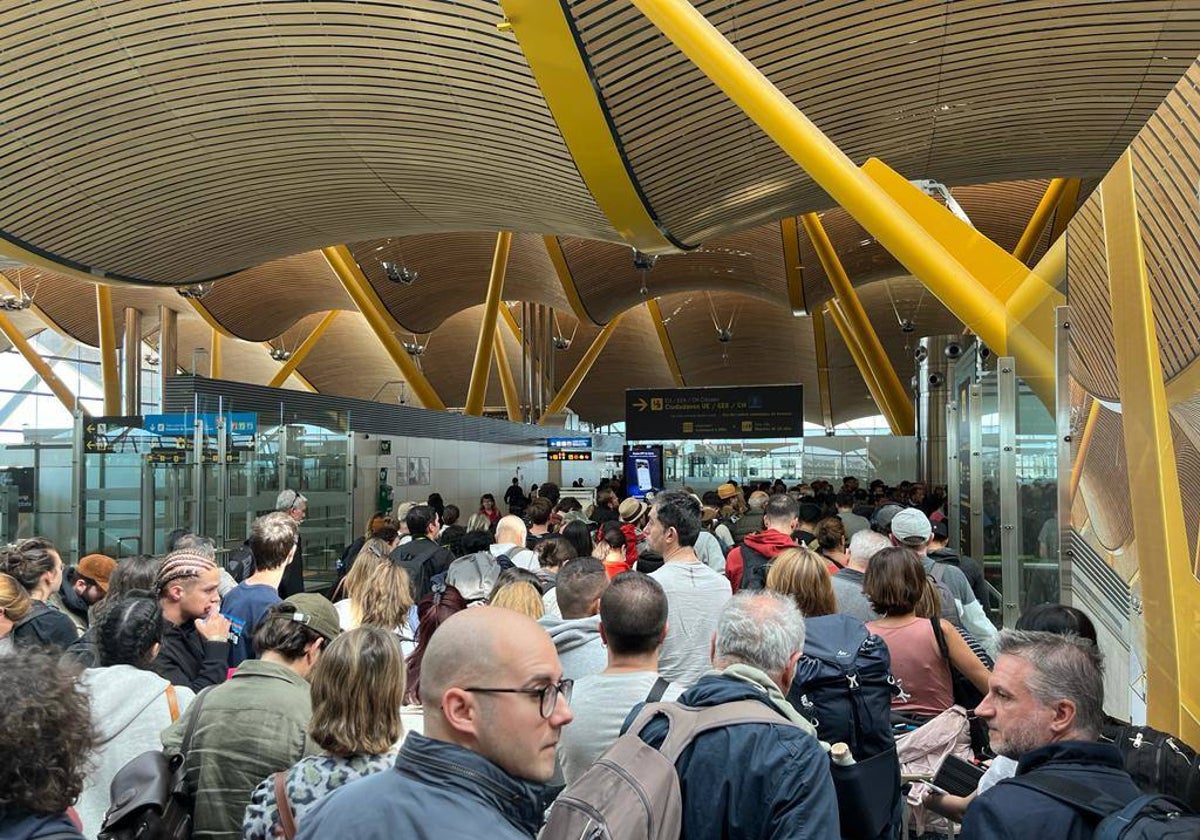 Largas colas en el filtro de pasaportes de la terminal 4 de Barajas durante el pasado fin de semana