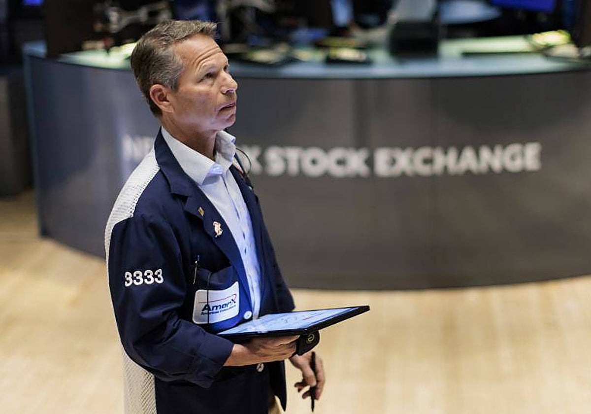 Un operador permanece atento a las pantallas de cotizaciones en la Bolsa de Nueva York
