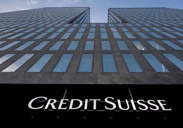 Bloquean la cotización de Credit Suisse y se desata el pánico en los mercados hacia la banca