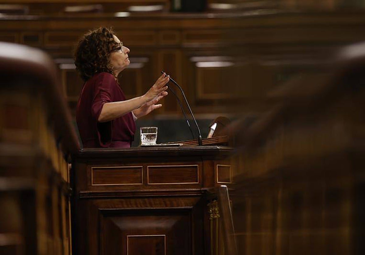 La ministra de Hacienda y Función Pública, María Jesús Montero, en la tribuna de oradores del Congreso