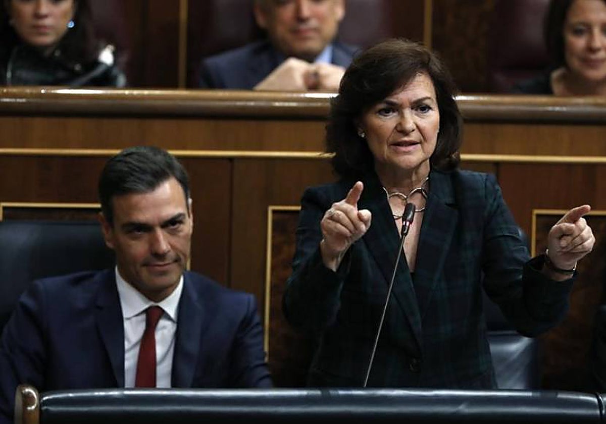 La ex vicepresidenta del Gobierno, Carmen Calvo, junto al presidente Pedro Sánchez