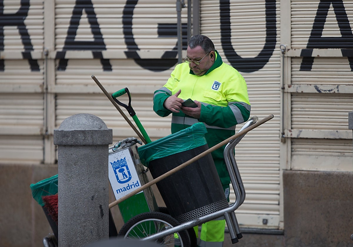 Un barrendero del Ayuntamiento de Madrid