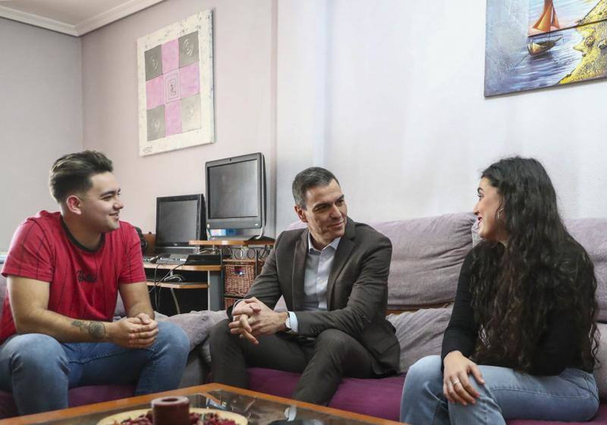 Imagen de la reunión de Pedro Sánchez con una pareja d jóvenes en Parla