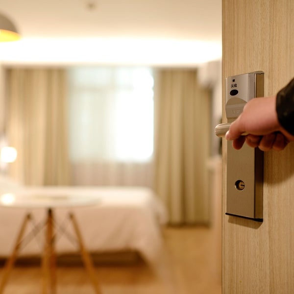 Austria busca camareros de piso con sueldos de 2.300 euros: requisitos y cómo apuntarse a la oferta de empleo