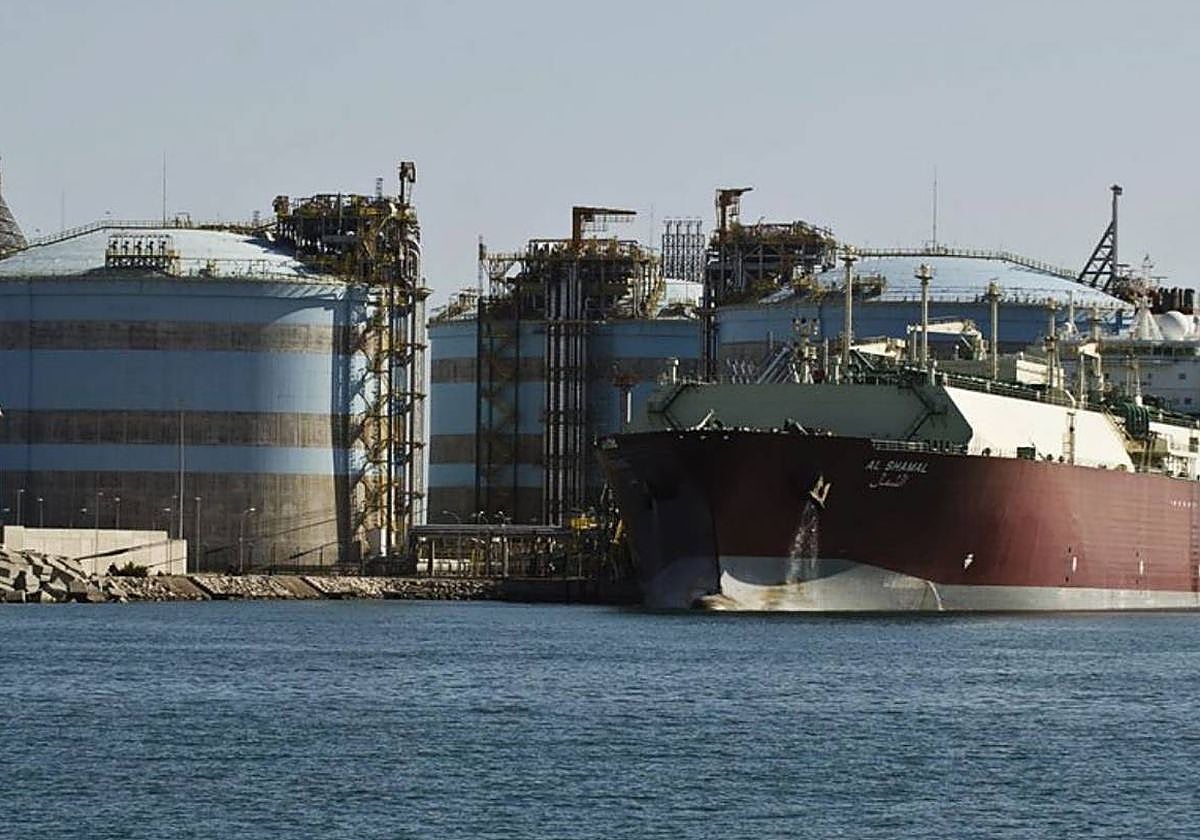 Un metanero descarga el gas en la planta de Sagunto