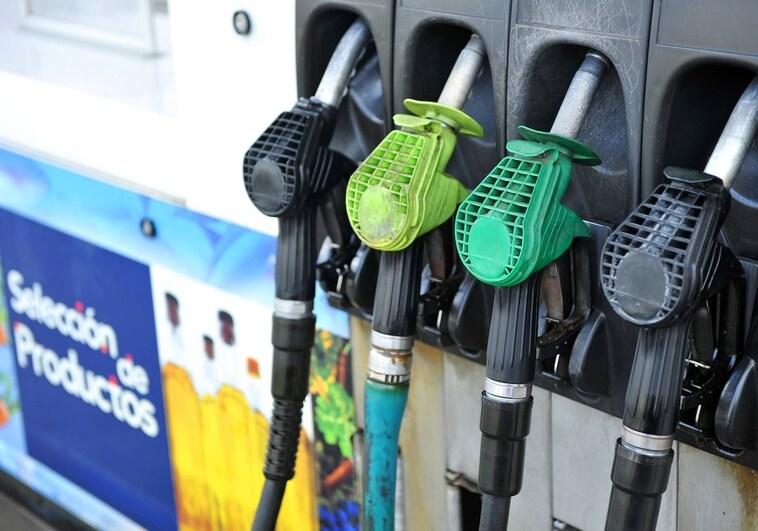 Las petroleras reducen los descuentos de 10 céntimos en los carburantes aprovechando la bajada de los precios