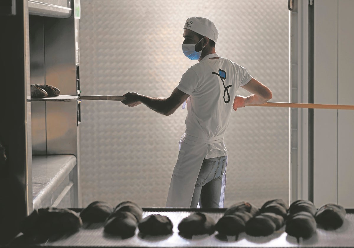 Trabajador de un horno de pan en La Coruña (Galicia)