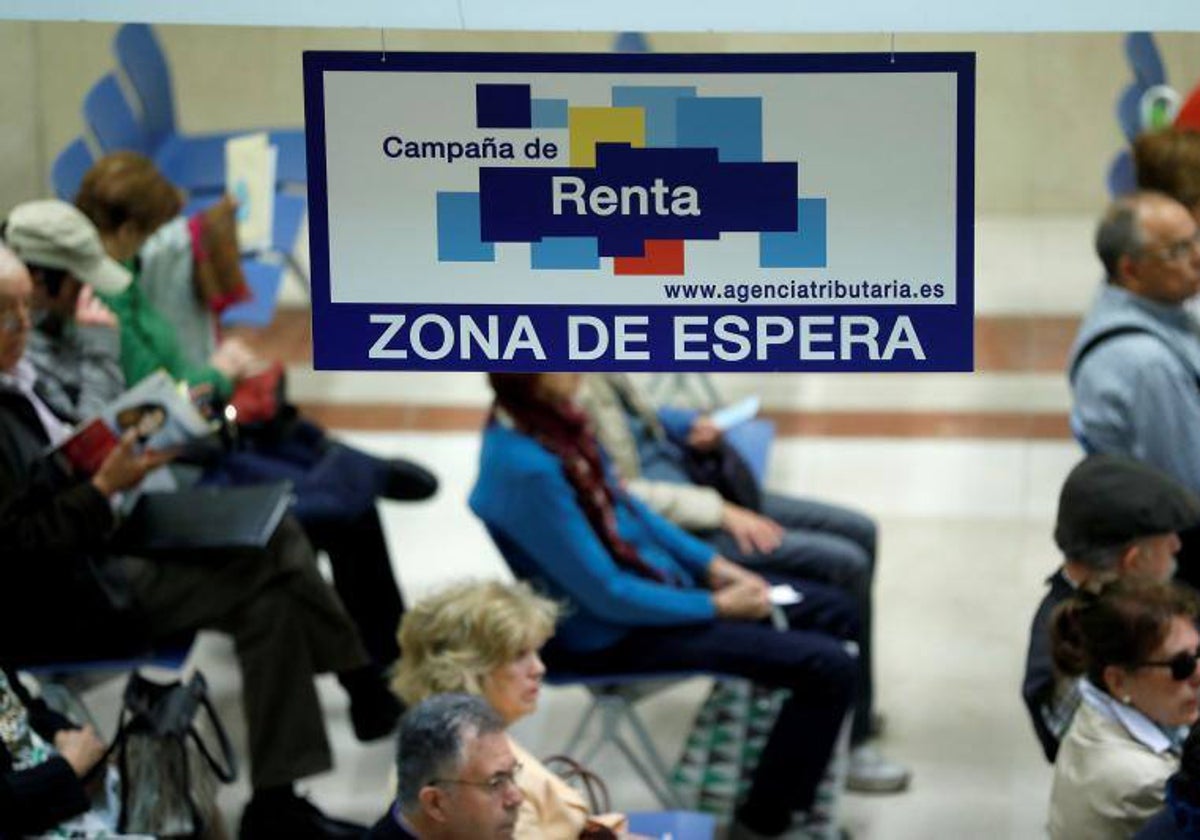 Detalle de una sala de espera de una oficina tributaria, durante una campaña de la renta