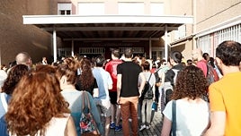 El Gobierno elimina tres exámenes y el 80% de los temarios en la primera prueba de sus nuevas oposiciones internas