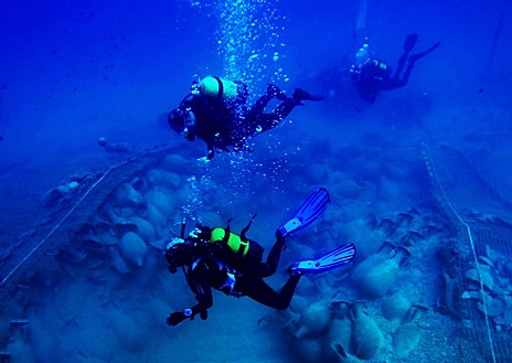 Imagen secundaria 1 - Héctor Salvador fue el primer español en bajar a uno de los puntos más profundos del planeta; el pecio de Bou Ferrer permitió el turismo subacuático durante sus excavaciones; en la última fotografía, una de las innovaciones que desarrolla la Universidad de Cádiz